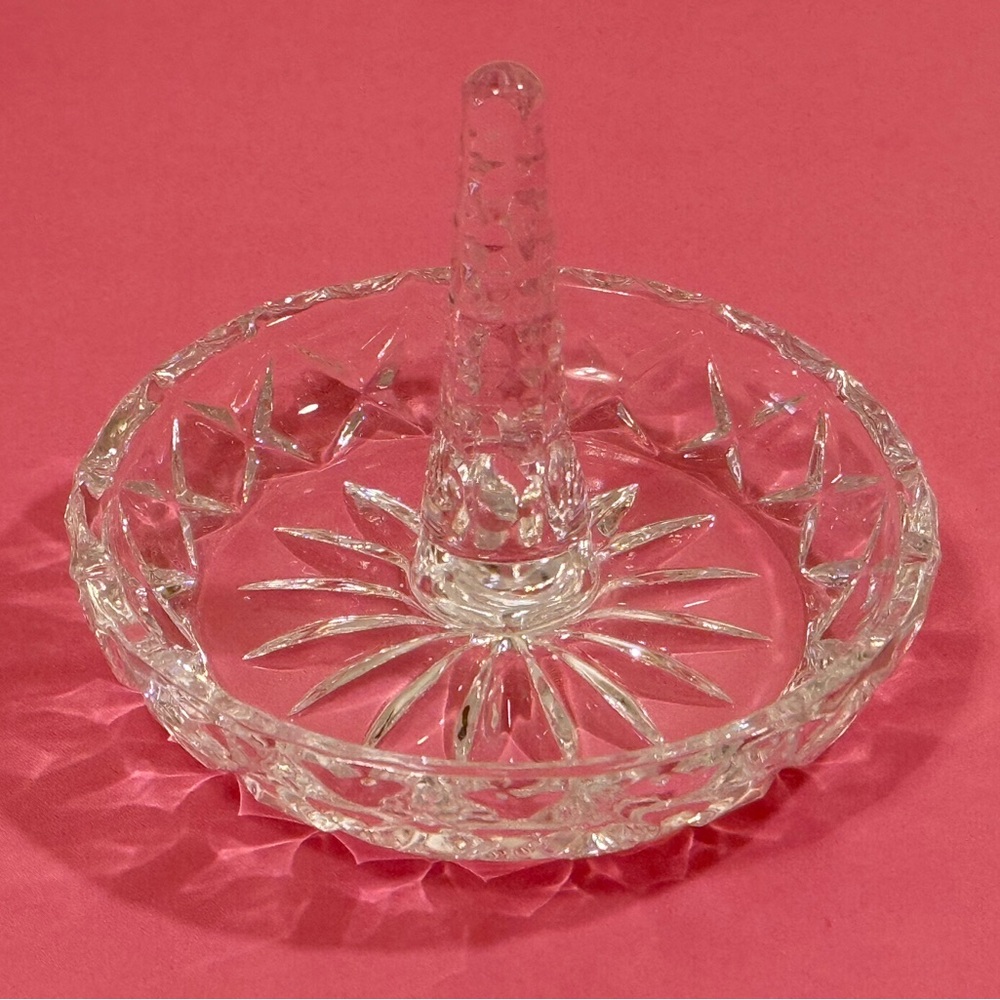 Vintage Pressed Crystal Ring Holder – Starburst Pattern - Picture 3 of 4